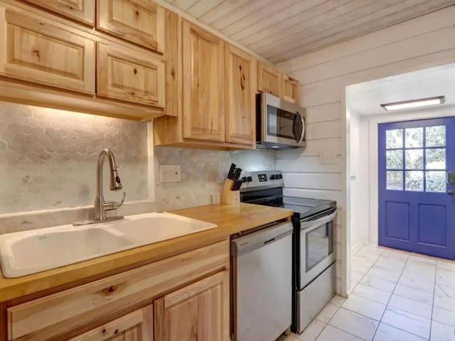 4 Minute Walk To North Beach! Classic Cottage! * Tybee Island