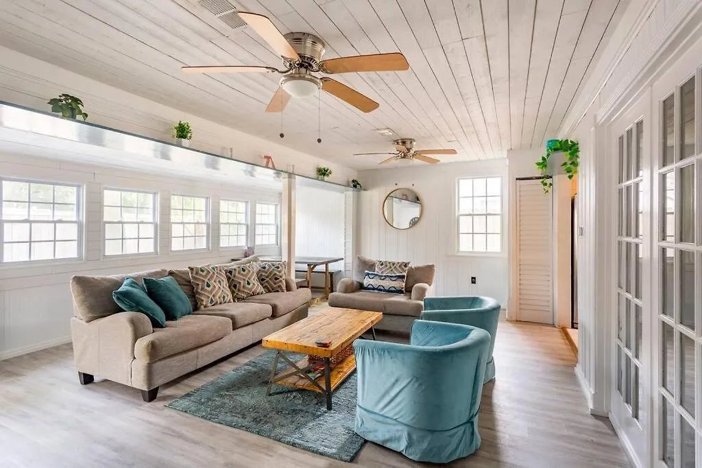 4 Minute Walk To North Beach! Classic Cottage! Holiday home Tybee Island