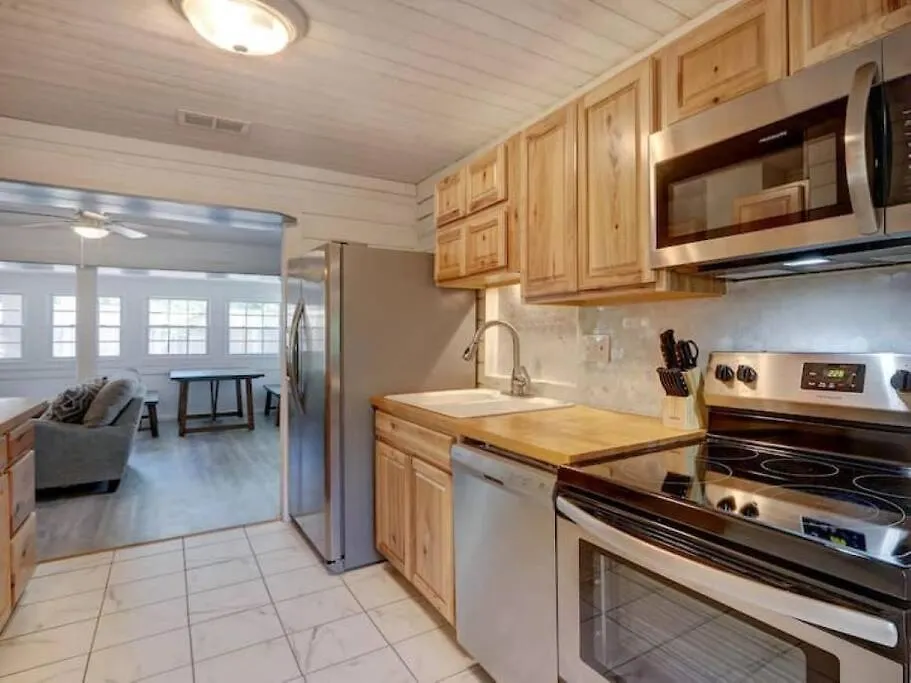4 Minute Walk To North Beach! Classic Cottage! Tybee Island