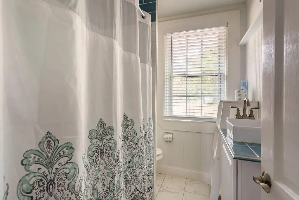 4 Minute Walk To North Beach! Classic Cottage! Holiday home Tybee Island