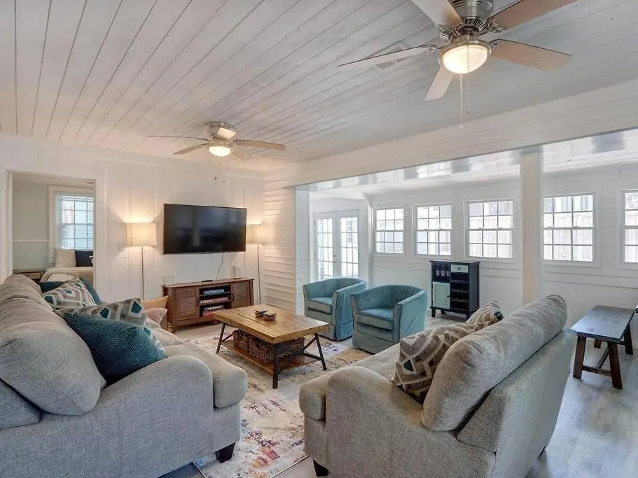 4 Minute Walk To North Beach! Classic Cottage! Holiday home *