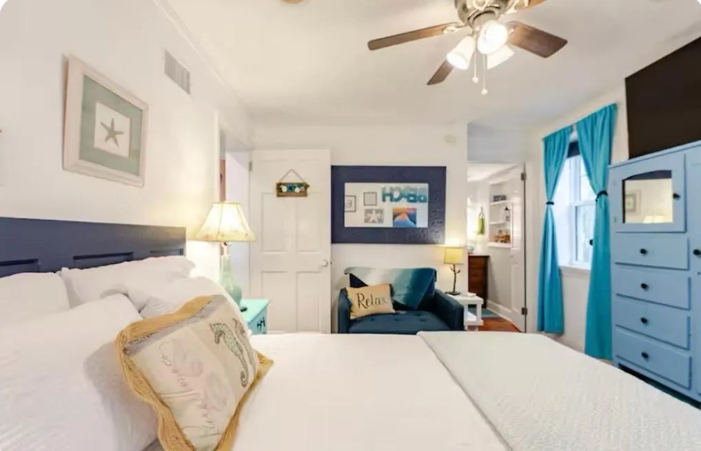 Pearls Pad - Beautiful 1 Bedroom Apartment- 1 Block To Beach