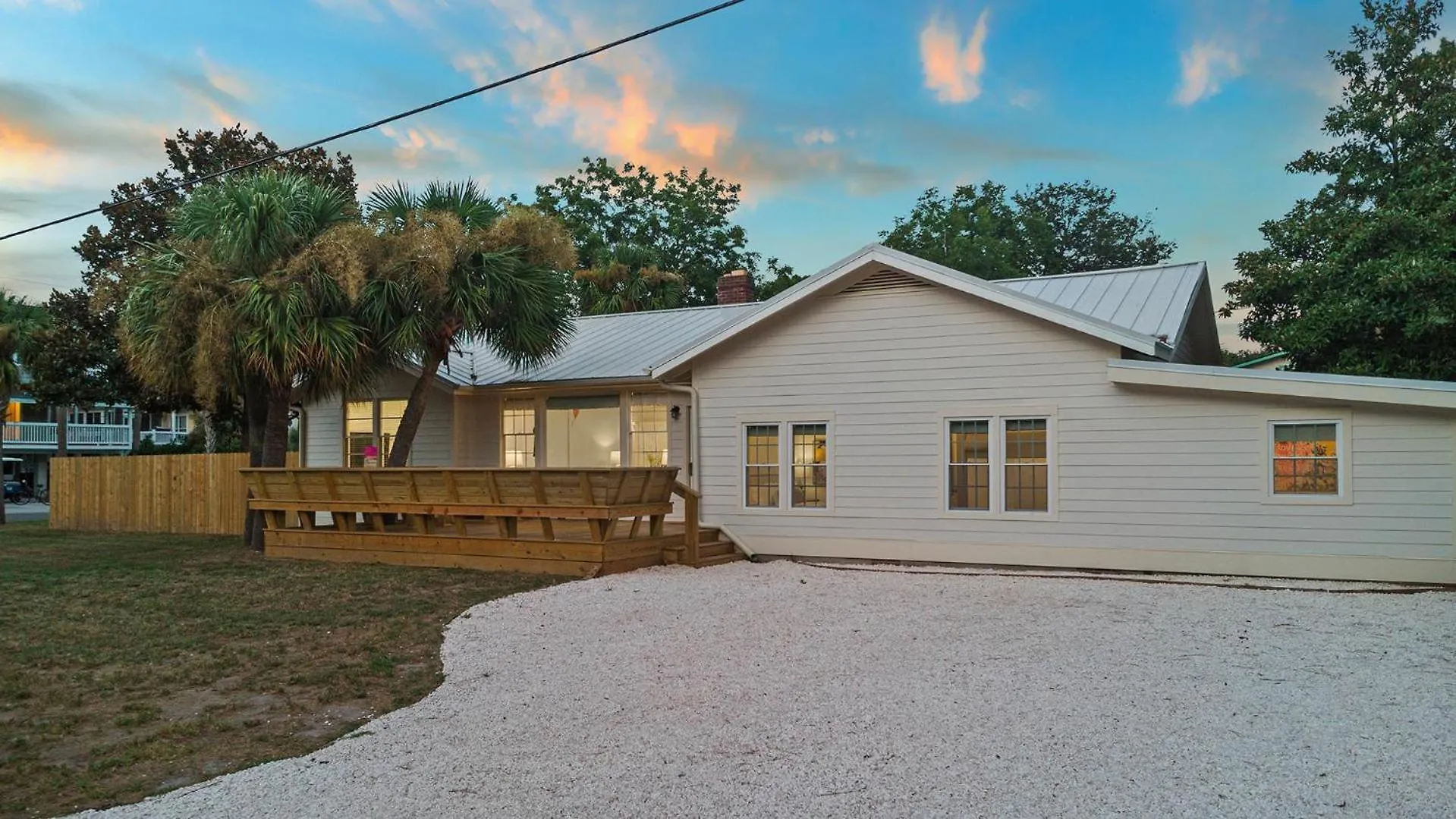 Pink Pearl By The Sea 6 Bedroom * Tybee Island