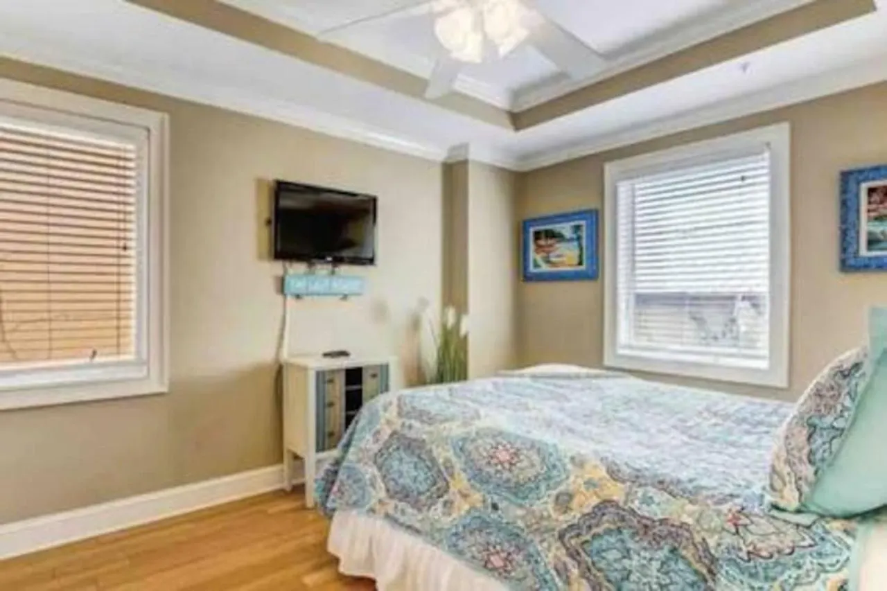 Downtown Tybee-brass Rail-3 Bed-2 Covered Parking *