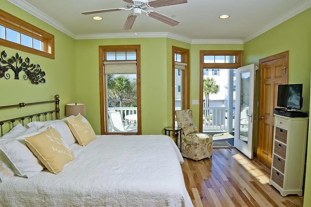 Officer's View At Captain's Row - Six Bedroom Tybee Island