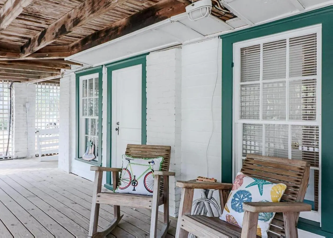 19th St. Beachside Hideaway Apartment *