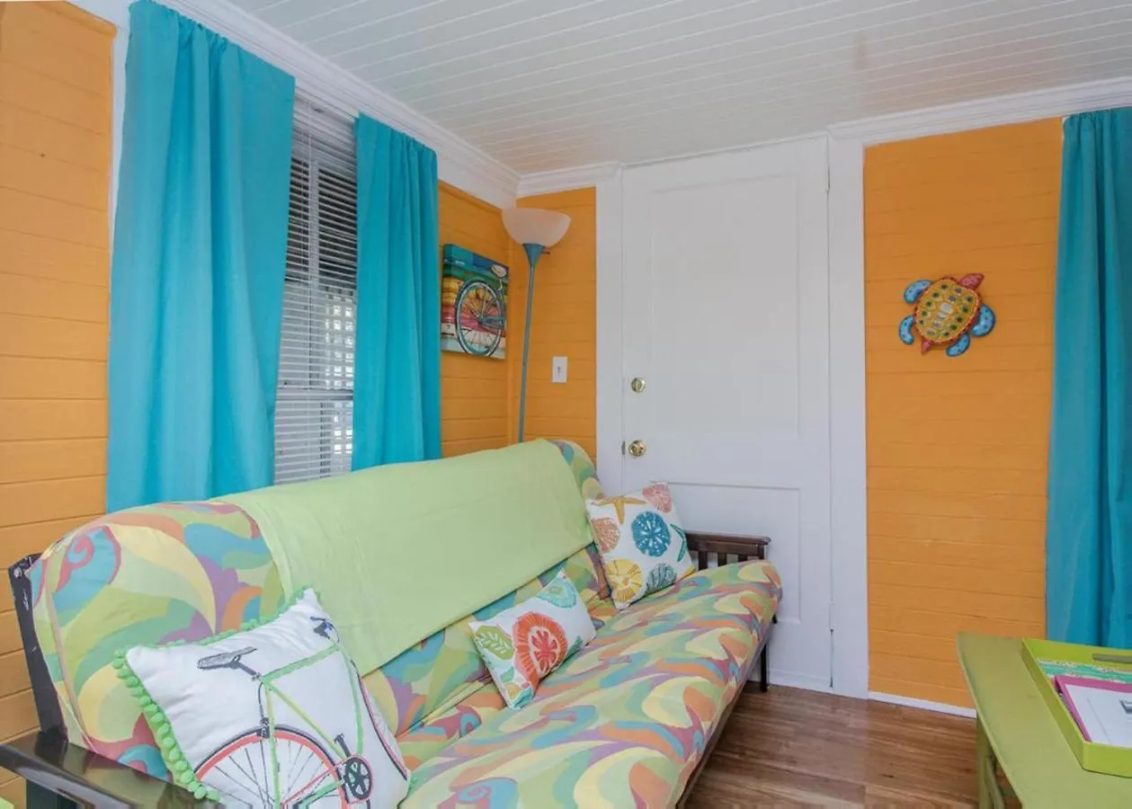 19th St. Beachside Hideaway Apartment *