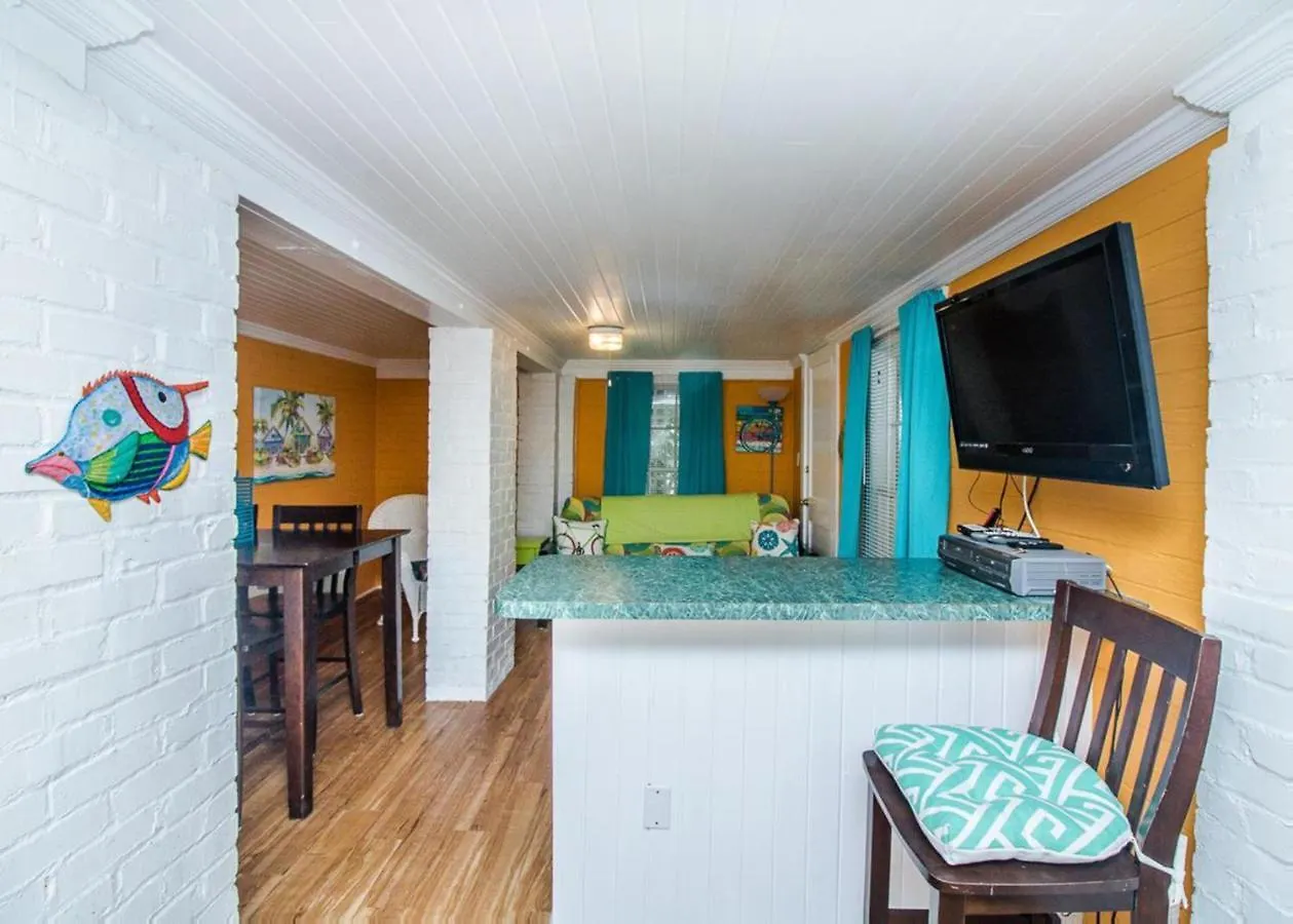 19th St. Beachside Hideaway Apartment *