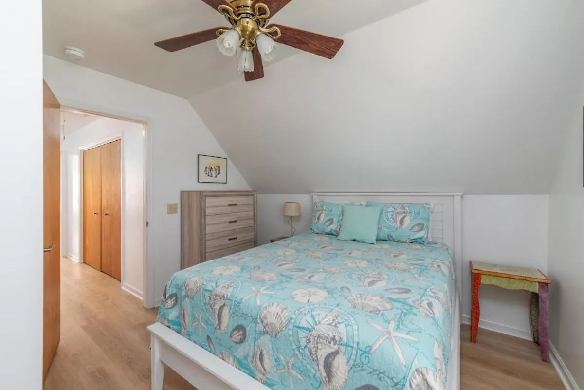 Sandy's Beach House Tatil Evi